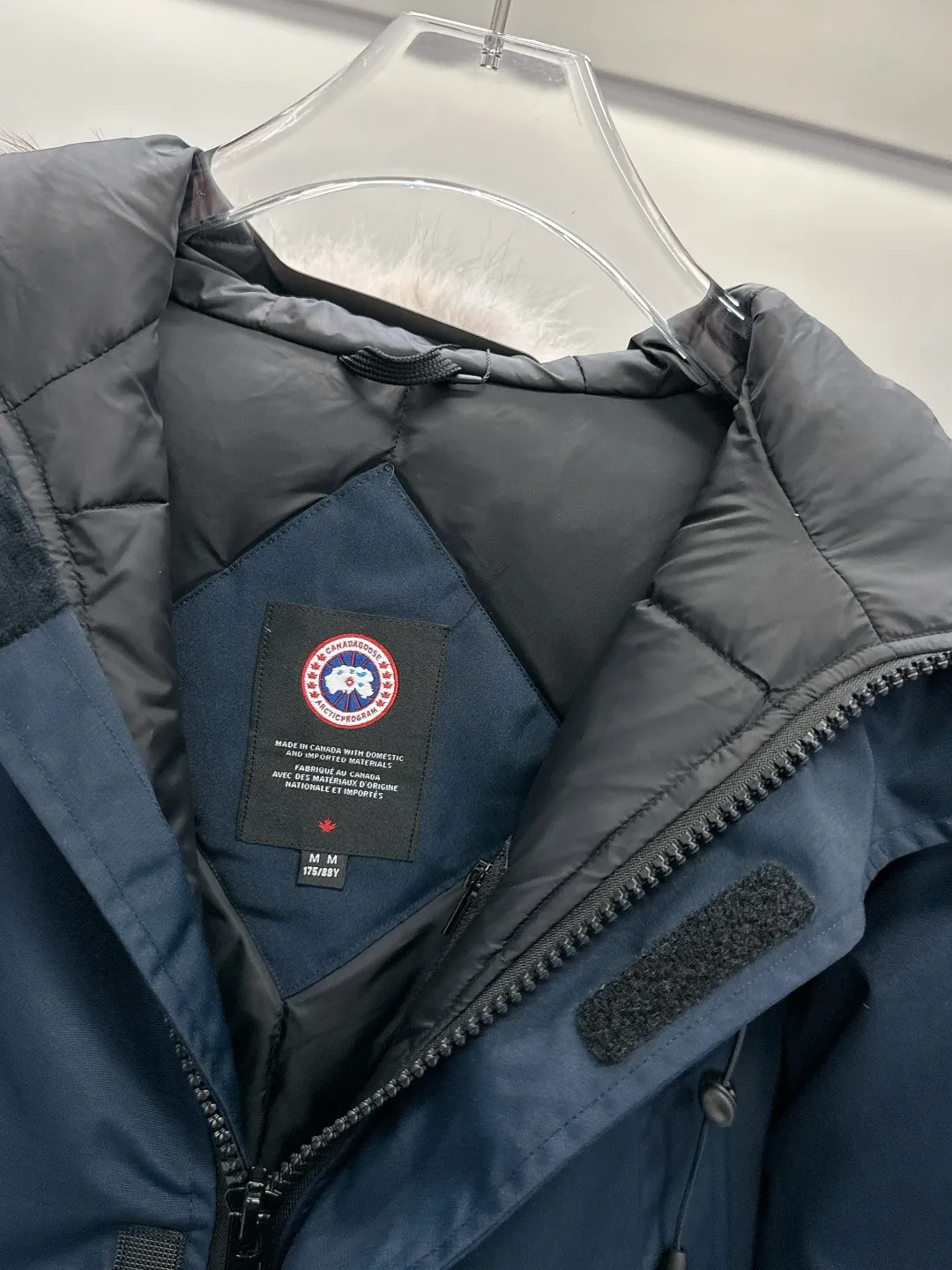 P840 Canada Goose 13 down jackets, timeless classics, same style for men and women, mid-length windbreaker jacket. Canada Goose technology waterproof fabric is wind and cold resistant and extremely warm! Plush heat storage keeps you warm and warms you up quickly! Extra large fur collar design, fine fur, smooth to the touch, comfortable and skin-friendly! Double windproof cuffs to prevent cold wind from entering! The pockets have a flap zipper design and the upper pocket is a diagonal pocket, which is convenient and practical! Canada Goose’s popularity in the past two years has greatly surpassed that of the king of down jackets, the Meng Mouth, and it is the hottest item in autumn and winter on INS! Same style for men and women, Canada Goose’s classic style! Color: Black, Off-white, Gray, Navy Size: XS S M L XL XXL